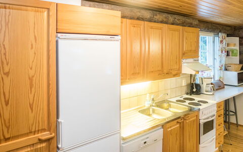Rukanpesä 2A: Holz, Küche, Flooring, Decke, Major Appliance, Interior Design, Countertop, Fussboden, Küchengerät, Cabinetry
