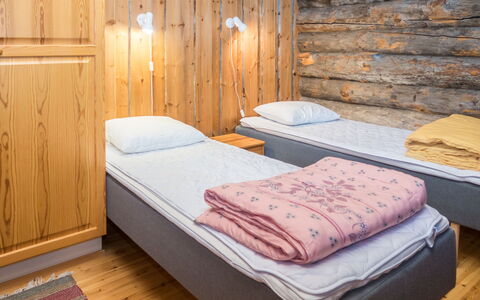 Rukanpesä 2A: Bett, Schlafzimmer, Holz, Fussboden, Flooring, Interior Design, Etagenbett, Bettdecke, Bedding, Zimmer