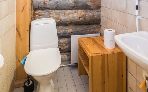 Rukanpesä 2A: Toilleten Sitz, Holz, Flooring, Toilette, Fussboden, Armatur, Badezimmer, Interior Design, Bad Sink, Installation