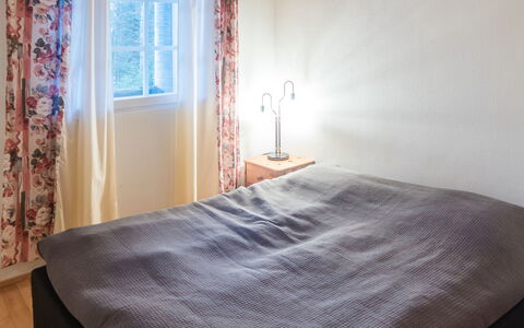 Rukanpesä 2A: Interior Design, Bett, Fussboden, Schlafzimmer, Flooring, Möbel, Bettdecke, Holz, Linens, Bedding