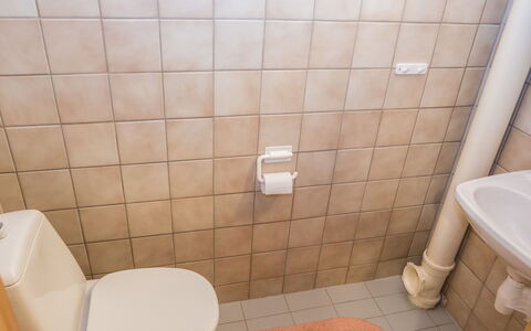 Rukanpesä 2A: Toilleten Sitz, Badezimmer, Toilette, Wand, Armatur, Flooring, Fussboden, Installation, Fliese, Zimmer