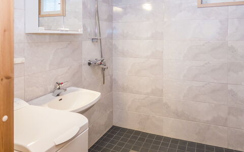 Rukanpesä 2A: Flooring, Armatur, Wand, Badezimmer, Fussboden, Interior Design, Installation, Decke, Fliese, Toilette