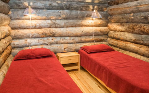 Rukanpesä 2B: Holz, Schlafzimmer, Flooring, Fussboden, Bett, Möbel, Interior Design, Zimmer, Bettdecke, Bedding