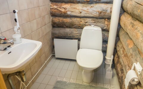 Rukanpesä 2B: Toilleten Sitz, Toilette, Armatur, Flooring, Badezimmer, Fussboden, Interior Design, Installation, Zimmer, Sinken