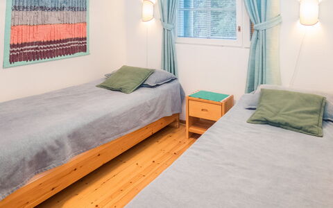 Rukanpesä 2B: Bett, Wand, Möbel, Fussboden, Schlafzimmer, Flooring, Interior Design, Holz, Bettdecke, Zimmer