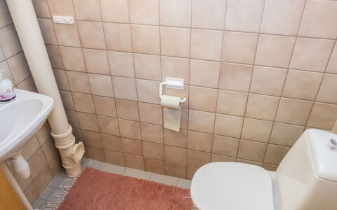 Rukanpesä 2B: Toilleten Sitz, Toilette, Badezimmer, Flooring, Armatur, Fussboden, Installation, Fliese, Zimmer
