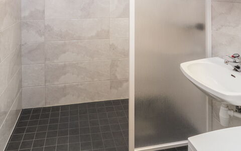 Rukanpesä 2B: Flooring, Wand, Fussboden, Armatur, Badezimmer, Interior Design, Fliese, Verbundwerkstoff, Installation, Zimmer