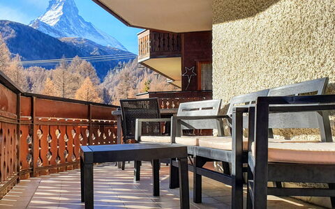 Nirwana: Tabelle, Himmel, Gebäude, Eigentum, Möbel, Schatten, Holz, Beleuchtung, Interior Design, Die Architektur