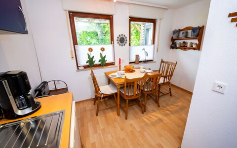 Neles Kate am Diemelsee: Bilderrahmen, Eigentum, Tabelle, Pflanze, Holz, Zimmerpflanze, Fussboden, Stuhl, Flooring, Gebäude