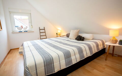 Neles Kate am Diemelsee: Möbel, Gebäude, Komfort, Azurblau, Holz, Textil, Beleuchtung, Schatten, Lampe, Bettrahmen