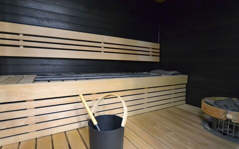 Tonttutahko 20 a: Bett, Möbel, Schlafzimmer, Interior Design, Bedding, Bettdecke, Flooring, Holz, Fussboden, Zimmer