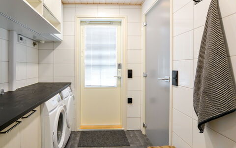 Tonttutahko 20 a: Bett, Möbel, Schlafzimmer, Interior Design, Bedding, Bettdecke, Flooring, Holz, Fussboden, Zimmer