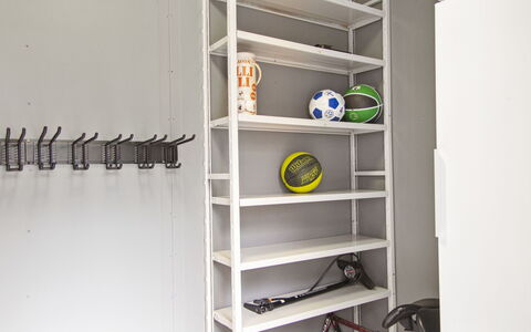 Tonttutahko 20 a: Bett, Möbel, Schlafzimmer, Interior Design, Bedding, Bettdecke, Flooring, Holz, Fussboden, Zimmer