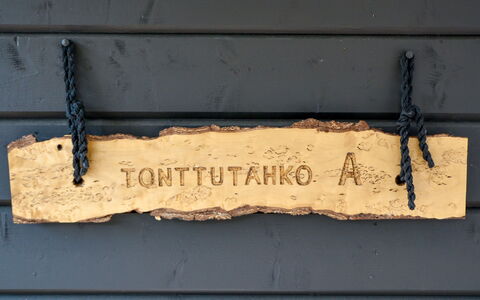 Tonttutahko 20 a: Bett, Möbel, Schlafzimmer, Interior Design, Bedding, Bettdecke, Flooring, Holz, Fussboden, Zimmer