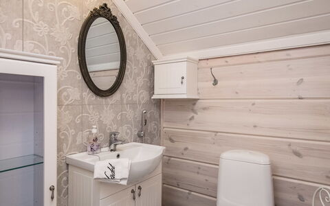 Tyssinniemi: Bett, Möbel, Schlafzimmer, Interior Design, Bedding, Bettdecke, Flooring, Holz, Fussboden, Zimmer