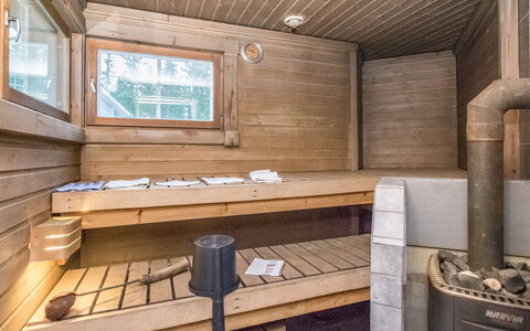 Tyssinniemi: Bett, Möbel, Schlafzimmer, Interior Design, Bedding, Bettdecke, Flooring, Holz, Fussboden, Zimmer