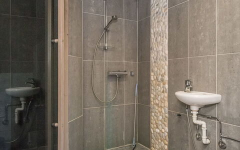 Tyssinniemi: Bett, Möbel, Schlafzimmer, Interior Design, Bedding, Bettdecke, Flooring, Holz, Fussboden, Zimmer