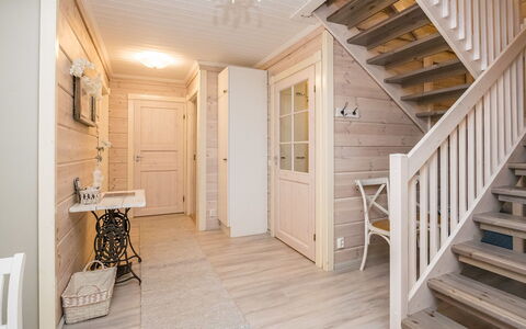 Tyssinniemi: Bett, Möbel, Schlafzimmer, Interior Design, Bedding, Bettdecke, Flooring, Holz, Fussboden, Zimmer