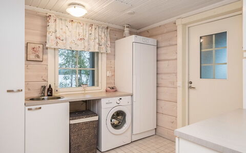 Tyssinniemi: Bett, Möbel, Schlafzimmer, Interior Design, Bedding, Bettdecke, Flooring, Holz, Fussboden, Zimmer
