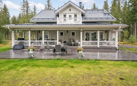 Tyssinniemi: Bett, Möbel, Schlafzimmer, Interior Design, Bedding, Bettdecke, Flooring, Holz, Fussboden, Zimmer