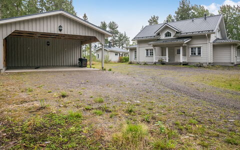 Tyssinniemi: Bett, Möbel, Schlafzimmer, Interior Design, Bedding, Bettdecke, Flooring, Holz, Fussboden, Zimmer