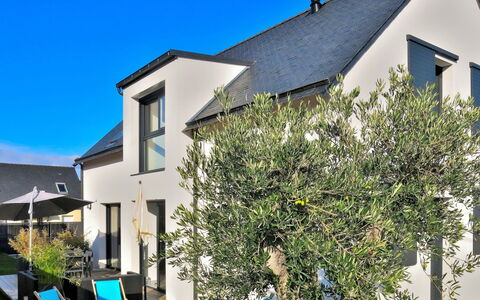 Villa Lanka: Pflanze, Gebäude, Himmel, Eigentum, Fenster, Blau, Grün, Haus, Grundstueck, Die Architektur