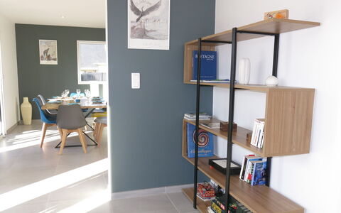 Villa Lanka: Möbel, Regal, Regale, Holz, Bücherregal, Gebäude, Stuhl, Hartholz, Tabelle, Veröffentlichung