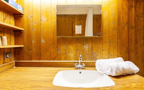 La Christaz: Braun, Zapfhahn, Spiegel, Armatur, Sinken, Eigentum, Cabinetry, Bad Sink, Countertop, Holz