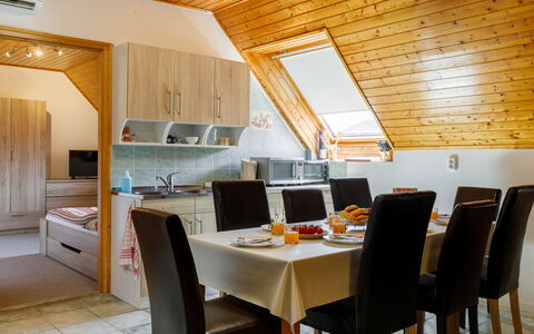 Küsz: Möbel, Tabelle, Cabinetry, Gebäude, Stuhl, Holz, Countertop, Interior Design, Flooring, Küche