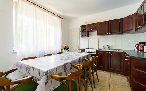 Edina: Tabelle, Möbel, Eigentum, Cabinetry, Countertop, Stuhl, Holz, Küchengerät, Interior Design, Küche