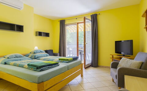 Jókai: Möbel, Interior Design, Zimmer, Holzbeize, Stuhl, Hartholz, Hotel, Bett, Kissen, Vorhang