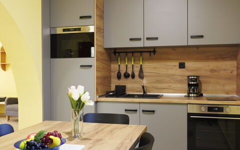 Jókai: Möbel, Küche, Countertop, Küchengerät, Interior Design, Holz, Cabinetry, Flooring, Major Appliance, Haushaltsgerät