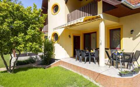 Jókai: Haus, Zuhause, Rasen, Garten, Garten, Landscaping, Schatten, Estate, Hinterhof, Balkon