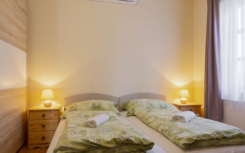 Tamas: Bett, Schlafzimmer, Bedding, Bettdecke, Interior Design, Linens, Bettrahmen, Decke, Zimmer, Fussboden