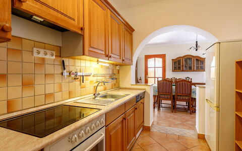 Tamas: Cabinetry, Countertop, Möbel, Spüle, Eigentum, Sinken, Holz, Küche, Herd, Küchengerät