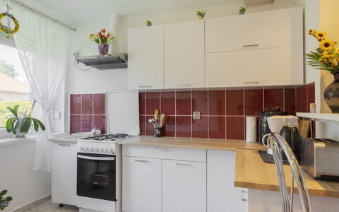 Nádor: Küchengerät, Küche, Countertop, Major Appliance, Cabinetry, Interior Design, Flooring, Spüle, Haushaltsgerät, Möbel