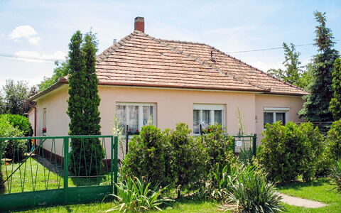 Nádor: Pflanze, Himmel, Gebäude, Fenster, Baum, Wolke, Haus, Grundstueck, Hütte, Wohngebiet