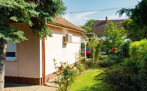 Nádor: Pflanze, Blume, Gebäude, Eigentum, Wolke, Fenster, Himmel, Haus, Grundstueck, Baum