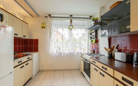 Nádor: Cabinetry, Spüle, Eigentum, Möbel, Countertop, Gebäude, Zapfhahn, Sinken, Küche, Herd