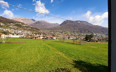 Gravedona 117: Himmel, Berg, Daytime, Gebäude, Pflanze, Natürliche Landschaft, Haus, Vegetation, Hochland, Baum