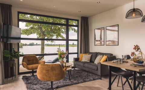 Marinapark Bad Nederrijn: Möbel, Tabelle, Eigentum, Couch, Bilderrahmen, Pflanze, Zimmerpflanze, Holz, Beleuchtung, Interior Design