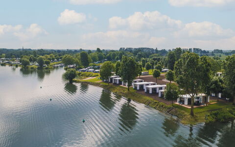 Marinapark Bad Nederrijn: Wasser, Wolke, Himmel, Wasservorräte, Pflanze, Natürliche Landschaft, Gebäude, See, Baum, Wasserlauf