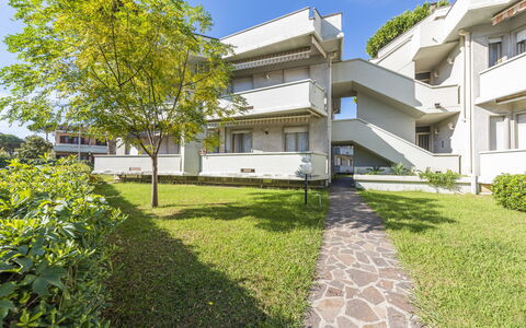 Casa Marina: Pflanze, Gebäude, Eigentum, Himmel, Fenster, Grundstueck, Haus, Gras, Vegetation, Urban Design