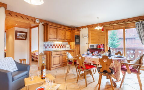 Marmottes A6: Tabelle, Möbel, Eigentum, Couch, Stuhl, Fenster, Holz, Gebäude, Orange, Interior Design