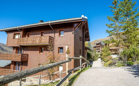 Marmottes A6: Schnee, Himmel, Berg, Fenster, Wolke, Gebäude, Haus, Steigung, Baum, Hütte