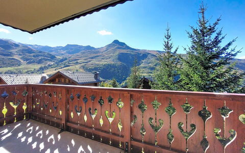 Les Menuires 660: Gebirge, Balkon, Senke, Grat, Alpen, Bergstation, Holzbeize, Baluster, Massiv, Hartholz