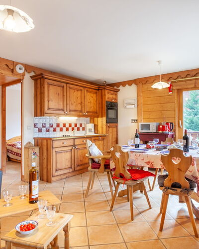 Les Menuires 660: Tabelle, Möbel, Eigentum, Couch, Stuhl, Fenster, Holz, Gebäude, Orange, Interior Design