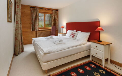 Villars 171: Möbel, Interior Design, Bett, Holz, Flooring, Decke, Fussboden, Zimmer, Schlafzimmer, Textil