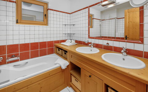 Villars 171: Bad Sink, Armatur, Sinken, Flooring, Interior Design, Badezimmer, Countertop, Holz, Zapfhahn, Fussboden