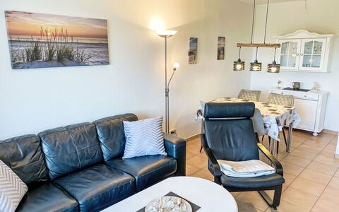 Damp 660: Möbel, Interior Design, Flooring, Couch, Decke, Fussboden, Wohnzimmer, Zimmer, Beleuchtung, Bilderrahmen